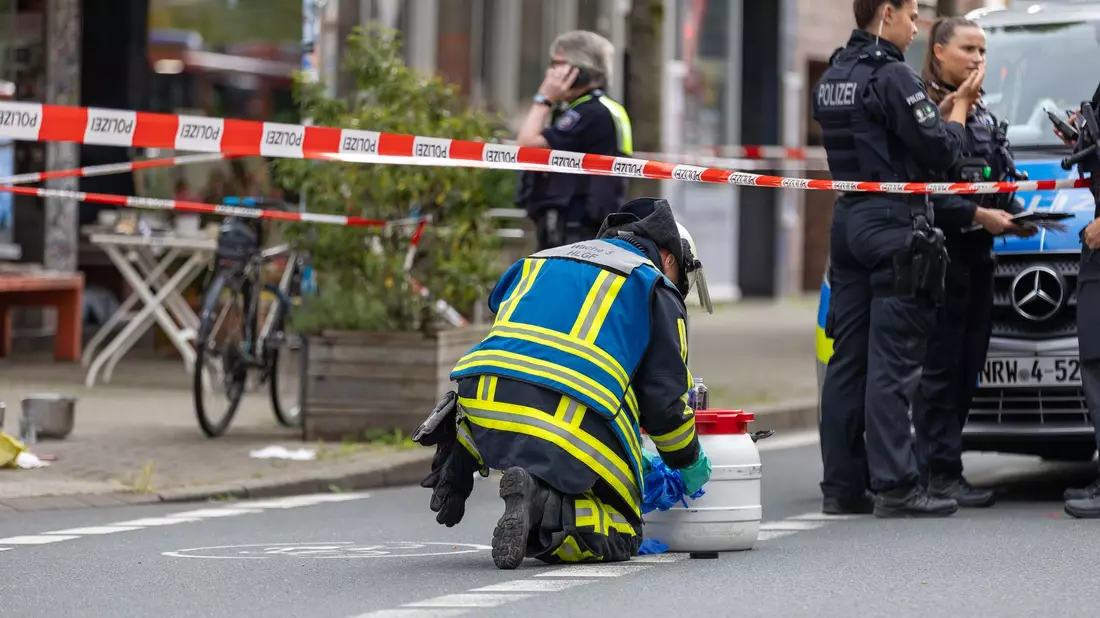 Polizeieinsatz vor dem Bochumer Café, in dem es zu dem Säureangriff kam. Der mutmaßliche Täter wurde kurz nach der Attacke in der Nähe festgenommen. - Bild: Justin Brosch/dpa