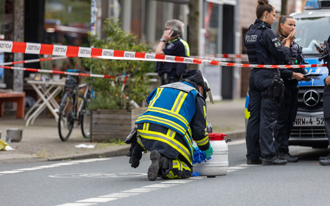 Polizeieinsatz vor dem Bochumer Café, in dem es zu dem Säureangriff kam. Der mutmaßliche Täter wurde kurz nach der Attacke in der Nähe festgenommen. - Foto: Justin Brosch/dpa