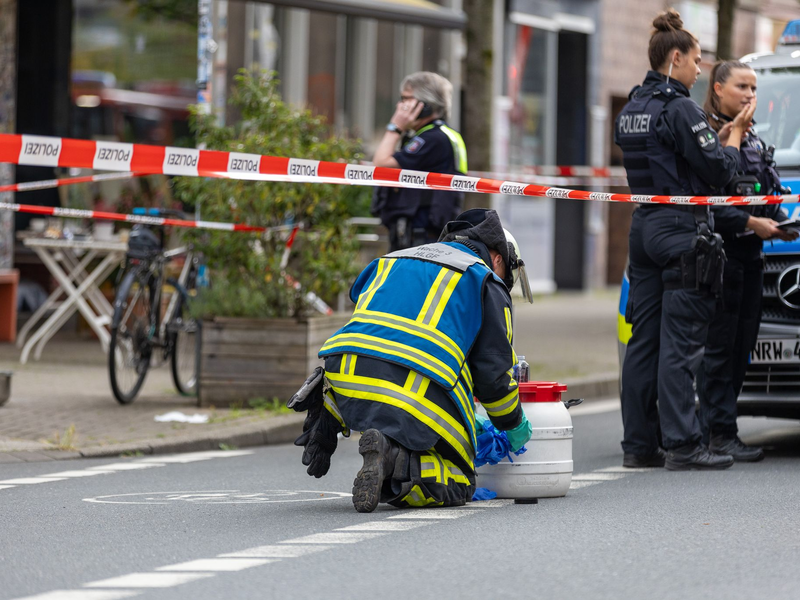 Polizeieinsatz vor dem Bochumer Café, in dem es zu dem Säureangriff kam. Der mutmaßliche Täter wurde kurz nach der Attacke in der Nähe festgenommen. - Foto: Justin Brosch/dpa