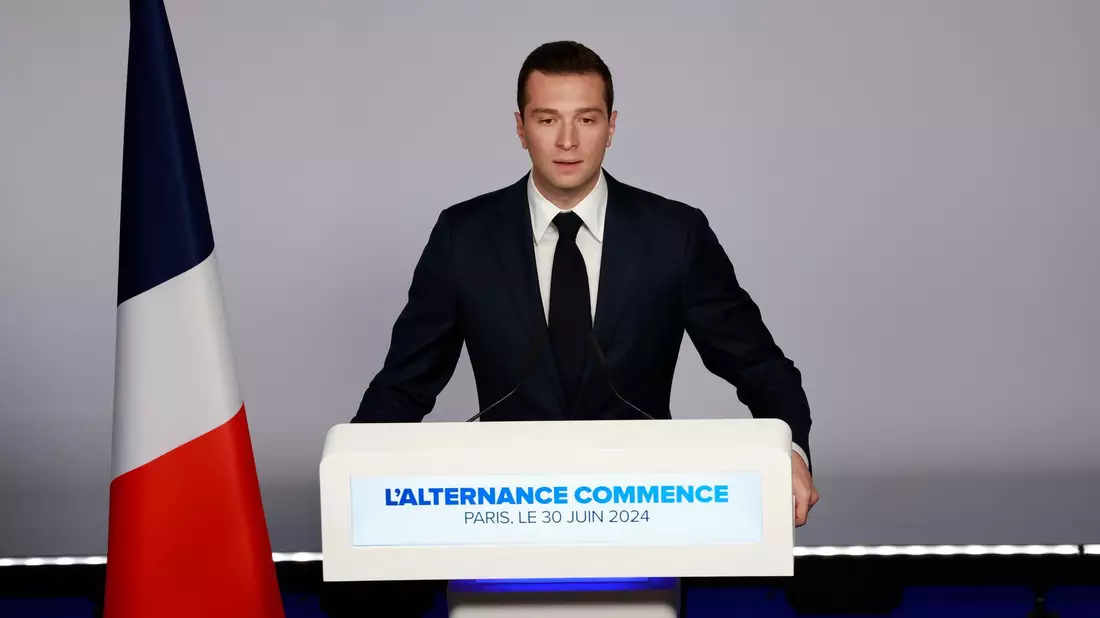 Mit Jordan Bardella steht ein frischer Politiker an der Spitze des RN, der besonnener auftritt als Strippenzieherin Marine Le Pen. - Bild: Aurelien Morissard/AP/dpa