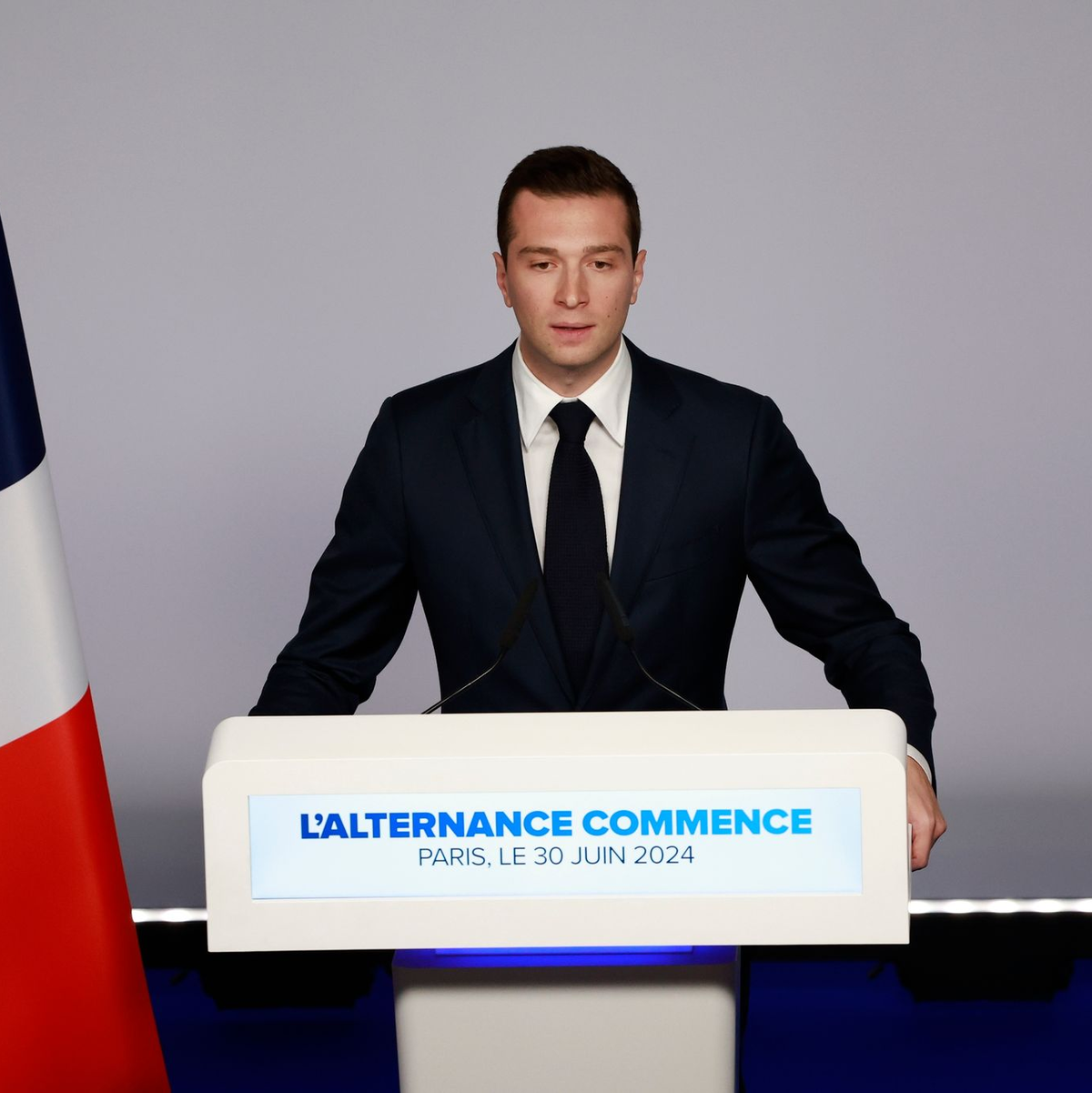 Mit Jordan Bardella steht ein frischer Politiker an der Spitze des RN, der besonnener auftritt als Strippenzieherin Marine Le Pen. - Foto: Aurelien Morissard/AP/dpa