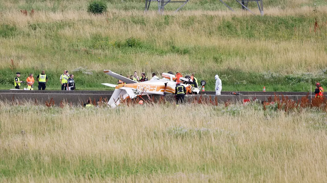 Polizisten und Rettungskräfte stehen an der Absturzstelle der Cessna bei Collégien. - Bild: Olympia De Maismont/AFP/dpa