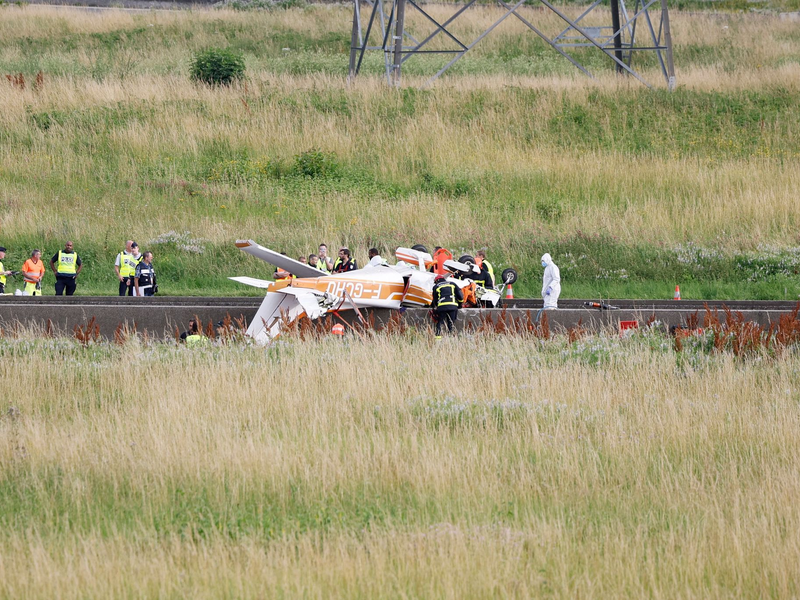 Polizisten und Rettungskräfte stehen an der Absturzstelle der Cessna bei Collégien. - Foto: Olympia De Maismont/AFP/dpa