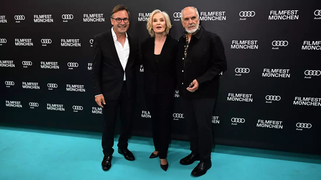 Jessica Lange posiert in München mit Thomas Linsmayer (l), dem Geschäftsführer des Deutschen Theaters, und Filmregisseur Michael Cristofer für die Fotografen. - Bild: Felix Hörhager/dpa