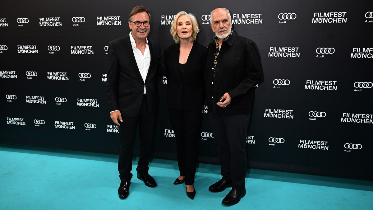 Jessica Lange posiert in München mit Thomas Linsmayer (l), dem Geschäftsführer des Deutschen Theaters, und Filmregisseur Michael Cristofer für die Fotografen. - Foto: Felix Hörhager/dpa
