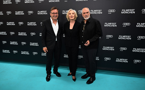 Jessica Lange posiert in München mit Thomas Linsmayer (l), dem Geschäftsführer des Deutschen Theaters, und Filmregisseur Michael Cristofer für die Fotografen. - Foto: Felix Hörhager/dpa