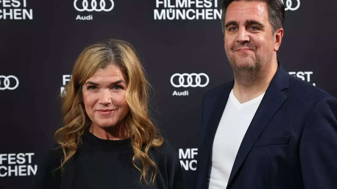Haben zusammen die Serie «Perfekt verpasst» gedreht: Anke Engelke und Bastian Pastewka. - Bild: Karl-Josef Hildenbrand/dpa