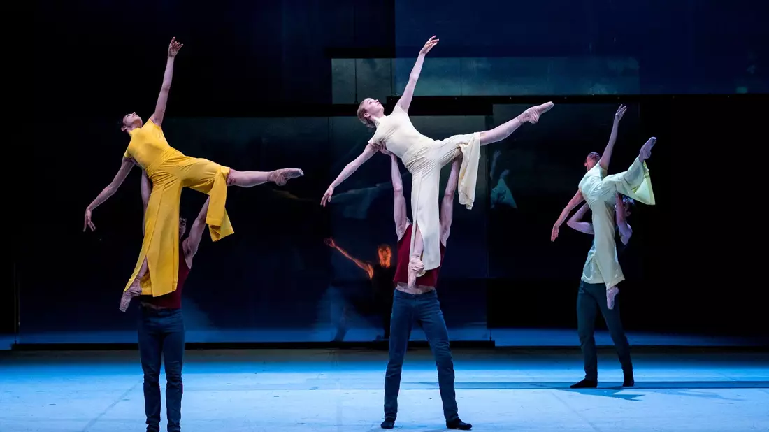 Balletttänzer Tänzerinnen und Tänzer führen in der Hamburger Staatsoper das Stück «Epilog» von John Neumeier auf. - Bild: Daniel Bockwoldt/dpa/Daniel Bockwoldt