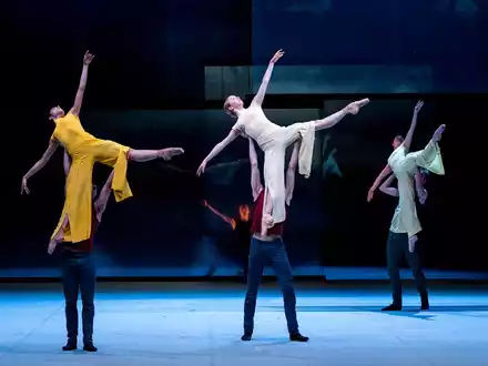 Balletttänzer Tänzerinnen und Tänzer führen in der Hamburger Staatsoper das Stück «Epilog» von John Neumeier auf. - Foto: Daniel Bockwoldt/dpa/Daniel Bockwoldt