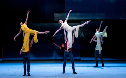 Balletttänzer Tänzerinnen und Tänzer führen in der Hamburger Staatsoper das Stück «Epilog» von John Neumeier auf. - Foto: Daniel Bockwoldt/dpa/Daniel Bockwoldt