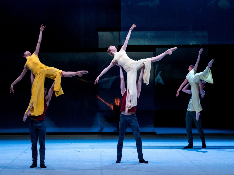 Balletttänzer Tänzerinnen und Tänzer führen in der Hamburger Staatsoper das Stück «Epilog» von John Neumeier auf. - Foto: Daniel Bockwoldt/dpa/Daniel Bockwoldt