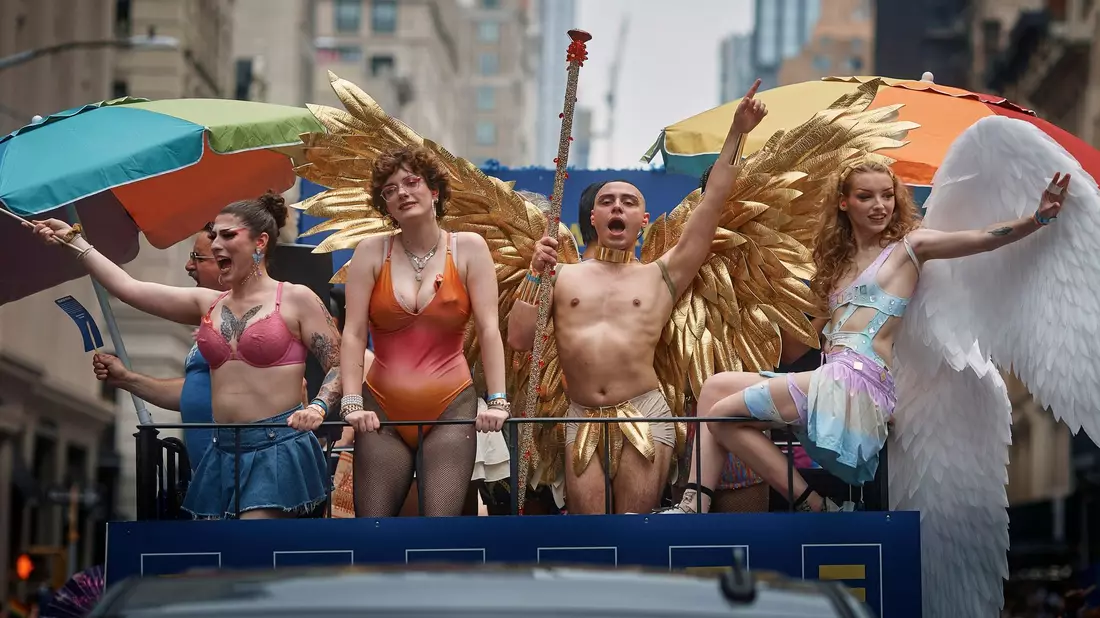 Ausgefallene Ganzkörperkostüme erhalten auf der Pride Parade in New York viel Zuspruch. - Bild: Andres Kudacki/AP/dpa