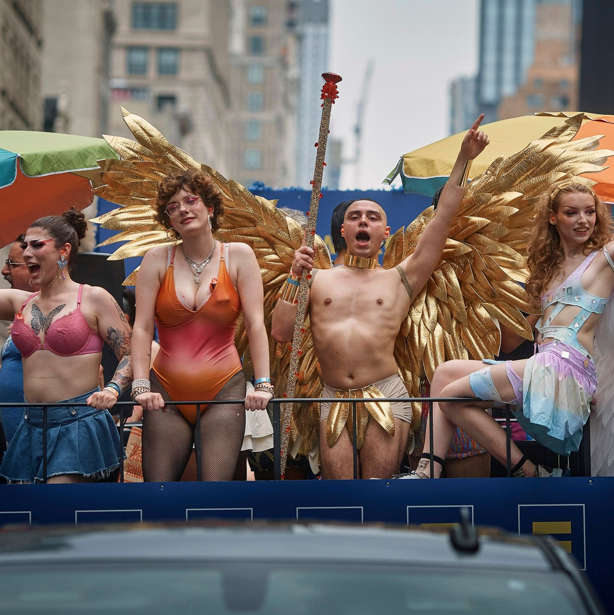 Ausgefallene Ganzkörperkostüme erhalten auf der Pride Parade in New York viel Zuspruch. - Foto: Andres Kudacki/AP/dpa