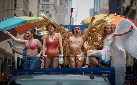 Ausgefallene Ganzkörperkostüme erhalten auf der Pride Parade in New York viel Zuspruch. - Foto: Andres Kudacki/AP/dpa