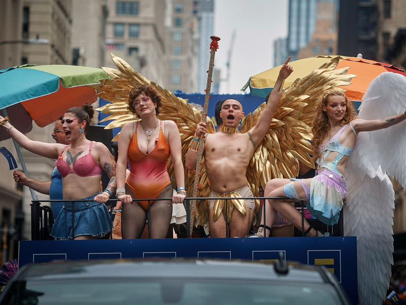 Ausgefallene Ganzkörperkostüme erhalten auf der Pride Parade in New York viel Zuspruch. - Foto: Andres Kudacki/AP/dpa