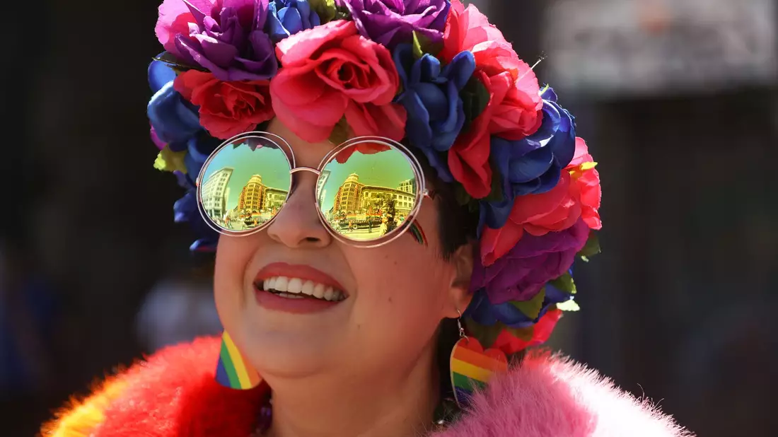 Traditionell in den Farben der Regenbogen-Flagge werden in San Francisco die Pride-Buchstaben durch die Stadt getragen. - Bild: Ethan Swope/AP/dpa