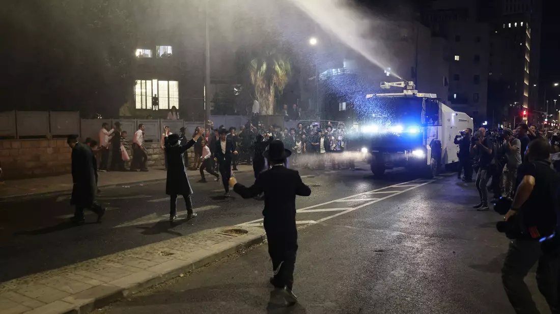 Die strengreligiösen Männer protestieren dagegen, dass auch sie zum Dienst an der Waffe verpflichtet werden. - Bild: Ilia Yefimovich/dpa