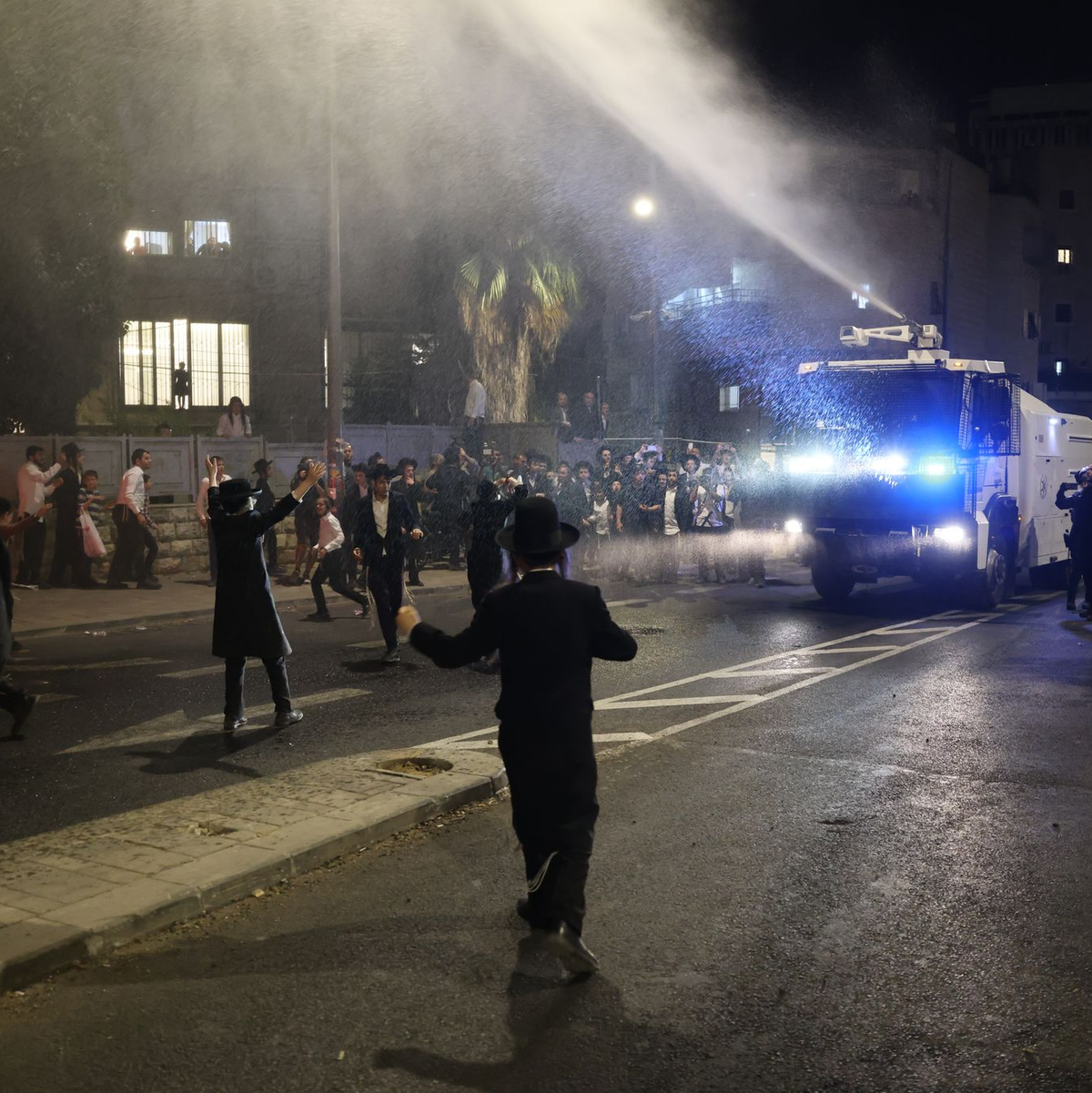 Die strengreligiösen Männer protestieren dagegen, dass auch sie zum Dienst an der Waffe verpflichtet werden. - Foto: Ilia Yefimovich/dpa