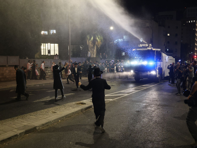 Die strengreligiösen Männer protestieren dagegen, dass auch sie zum Dienst an der Waffe verpflichtet werden. - Foto: Ilia Yefimovich/dpa