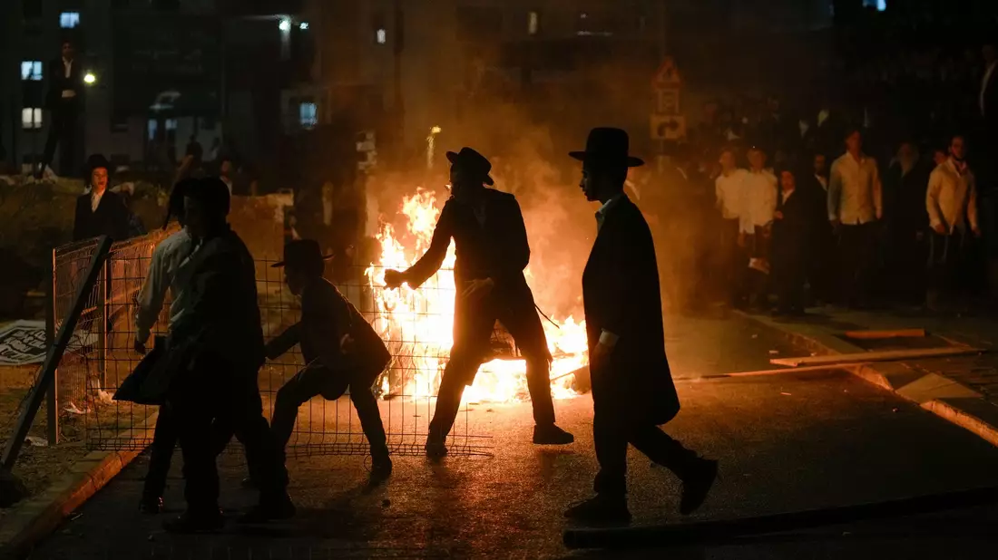 Ausschreitungen in Jerusalem: Das Gerichtsurteil zur Wehrpflicht sorgt für Wut bei Orthodoxen.  - Bild: Ohad Zwigenberg/AP/dpa