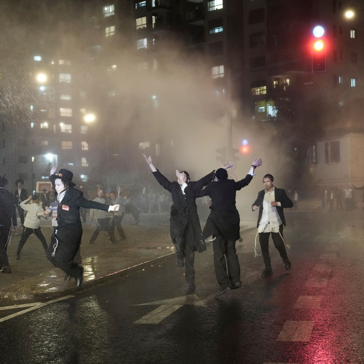 Bei den Protesten kommt es zu Zusammenstößen mit der Polizei. - Foto: Mahmoud Illean/AP/dpa