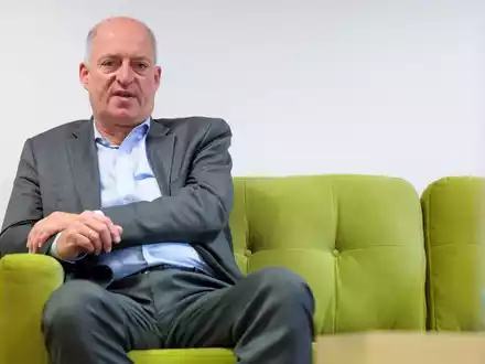 Für die Unternehmer dauert die Debatte über die Rhein-Vertiefung schon viel zu lange. - Foto: Jörg Halisch/dpa