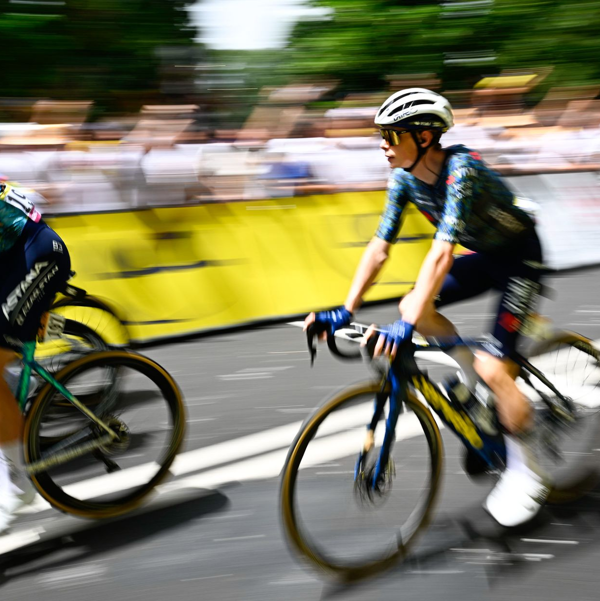 Der Niederländer Dylan Groenewegen (r) sprintete zum Etappensieg. - Foto: Jasper Jacobs/Belga/dpa