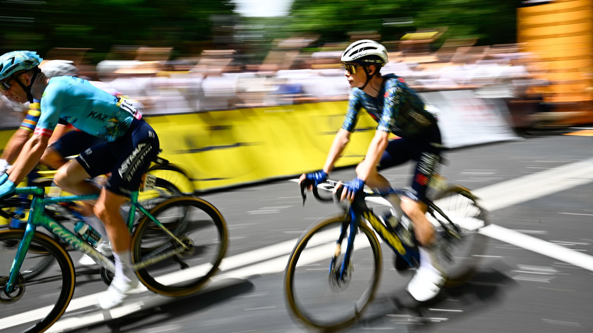 Mark Cavendish bejubelt seinen Etappensieg. - Foto: Jasper Jacobs/Belga/dpa