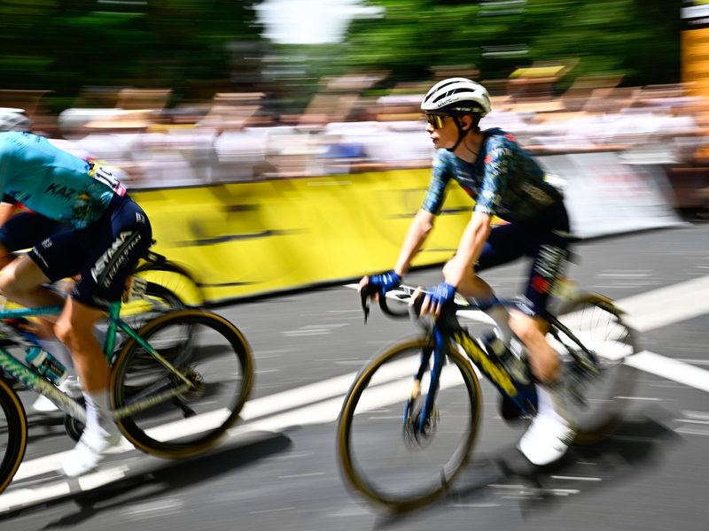 Der Niederländer Dylan Groenewegen (r) sprintete zum Etappensieg. - Foto: Jasper Jacobs/Belga/dpa
