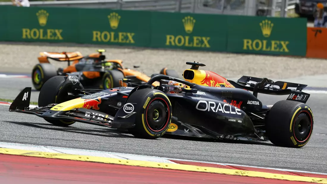 Aufräumarbeiten am Red-Bull-Ring. - Bild: Erwin Scheriau/APA/dpa
