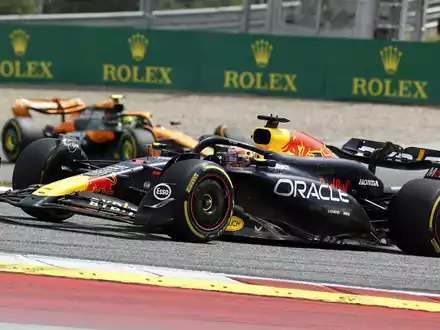 Aufräumarbeiten am Red-Bull-Ring. - Foto: Erwin Scheriau/APA/dpa