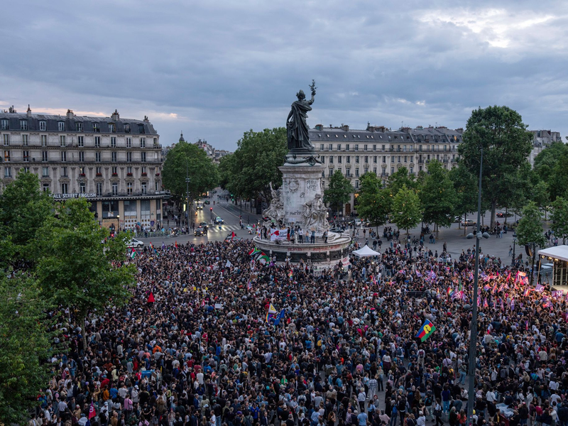 Ausschreitungen mitten in Paris: Die Polizei geht mit Tränengas gegen die Demonstranten vor. - Foto: Louise Delmotte/AP/dpa