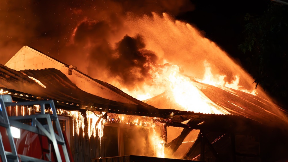 FW-SE: Wohngebäude durch Feuer komplett zerstört - Foto: presseportal.de