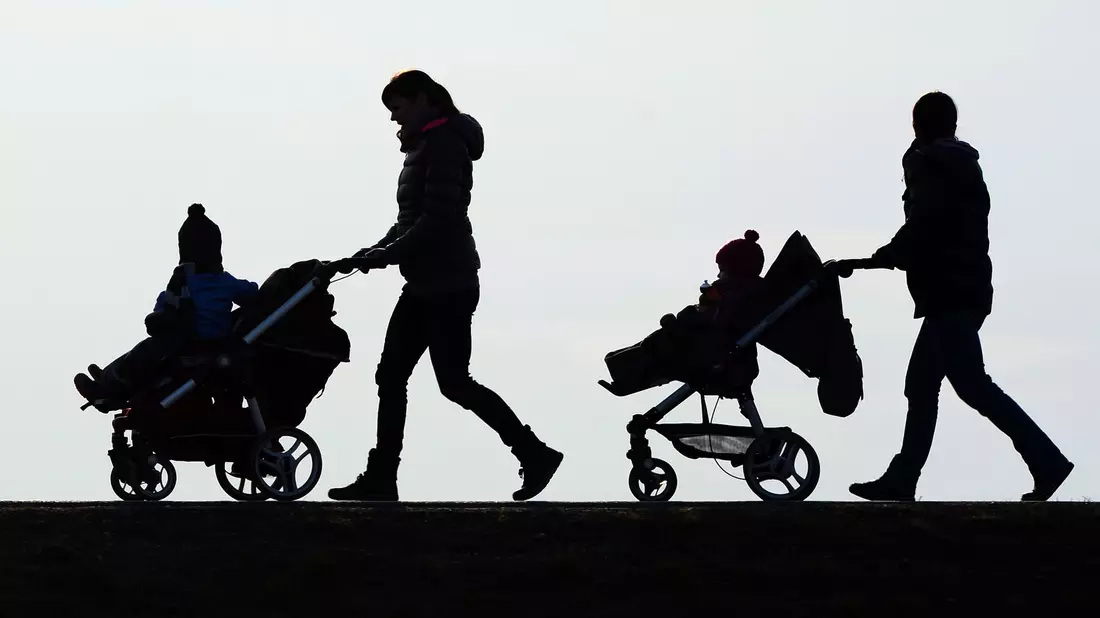 Kinder von Akademikern sind deutlich seltener armutsgefährdet als Kinder von Eltern mit Hauptschulabschluss (Symbolbild). - Bild: Felix Kästle/dpa