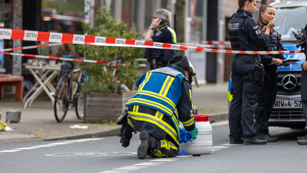 Nach dem Säureangriff in einem Bochumer Café kam es in der Nacht zu einer Durchsuchungsaktion - Foto: Justin Brosch/dpa