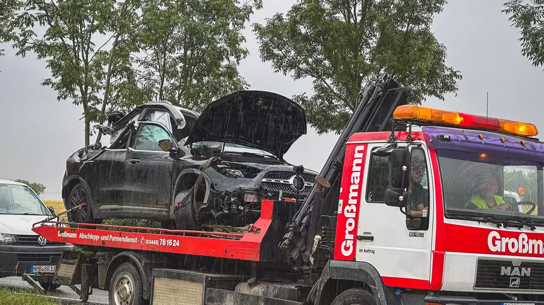 Drei junge Menschen sterben bei einem schweren Verkehrsunfall im Süden von Sachsen-Anhalt. - Bild: David Breidert/dpa