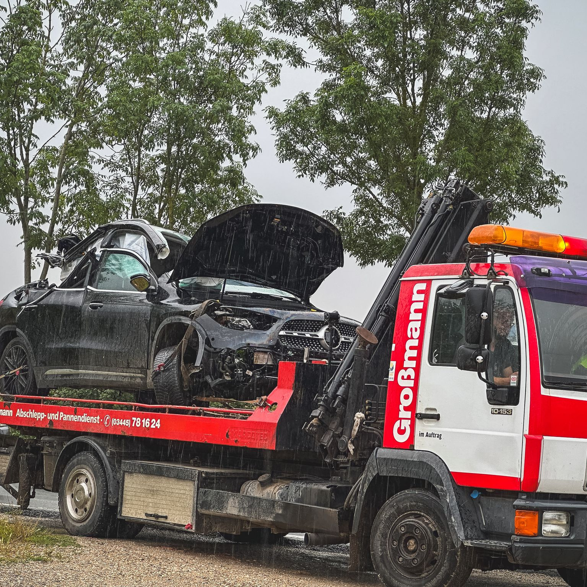 Drei junge Menschen sterben bei einem schweren Verkehrsunfall im Süden von Sachsen-Anhalt. - Foto: David Breidert/dpa