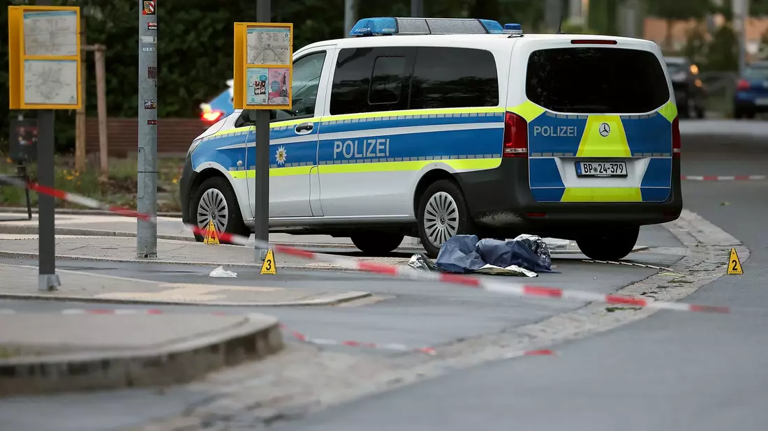 Am S-Bahnhof in Lauf an der Pegnitz nahe Nürnberg soll ein 34-Jähriger auf Bundespolizisten mit einem Messer losgegangen sein. - Bild: Daniel Löb/dpa