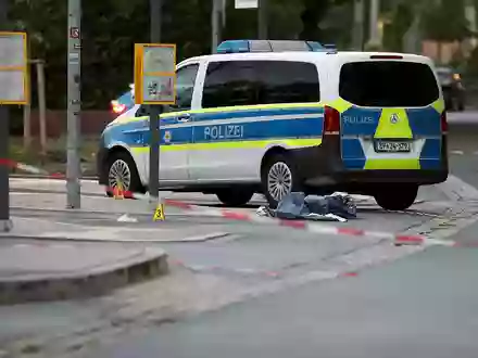 Am S-Bahnhof in Lauf an der Pegnitz nahe Nürnberg soll ein 34-Jähriger auf Bundespolizisten mit einem Messer losgegangen sein. - Foto: Daniel Löb/dpa