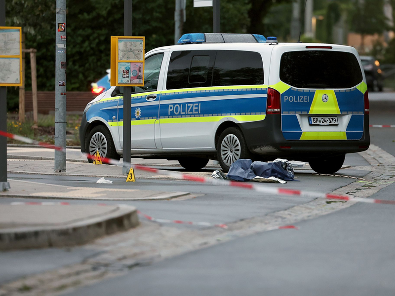 Am S-Bahnhof in Lauf an der Pegnitz nahe Nürnberg soll ein 34-Jähriger auf Bundespolizisten mit einem Messer losgegangen sein. - Foto: Daniel Löb/dpa
