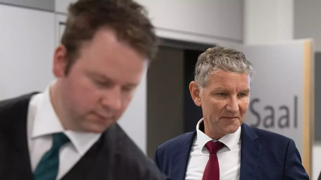 Blick auf den Schreibtisch der Staatsanwaltschaft im Verhandlungssaal - Bild: Hendrik Schmidt/dpa-Pool/dpa