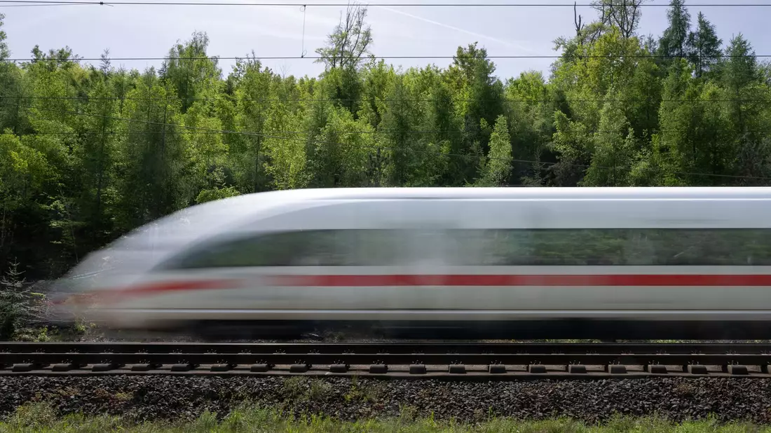 Die Bahn will 2025 nach eigenen Angaben keine Strecken aus dem Fernverkehrsangebot streichen. - Bild: Boris Roessler/dpa