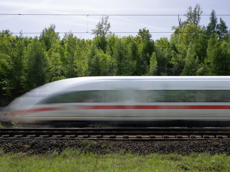 Fernverkehrszüge müssen zwischen Wolfsburg und Berlin umgeleitet werden. - Foto: Boris Roessler/dpa