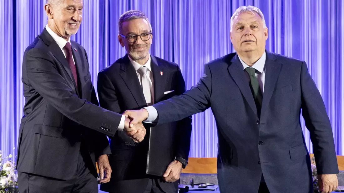 Andrej Babis, Herbert Kickl und Viktor Orban wollen die «größte Fraktion der rechtsgerichteten Kräfte Europas» schmieden. - Bild: Tobias Steinmaurer/APA/dpa