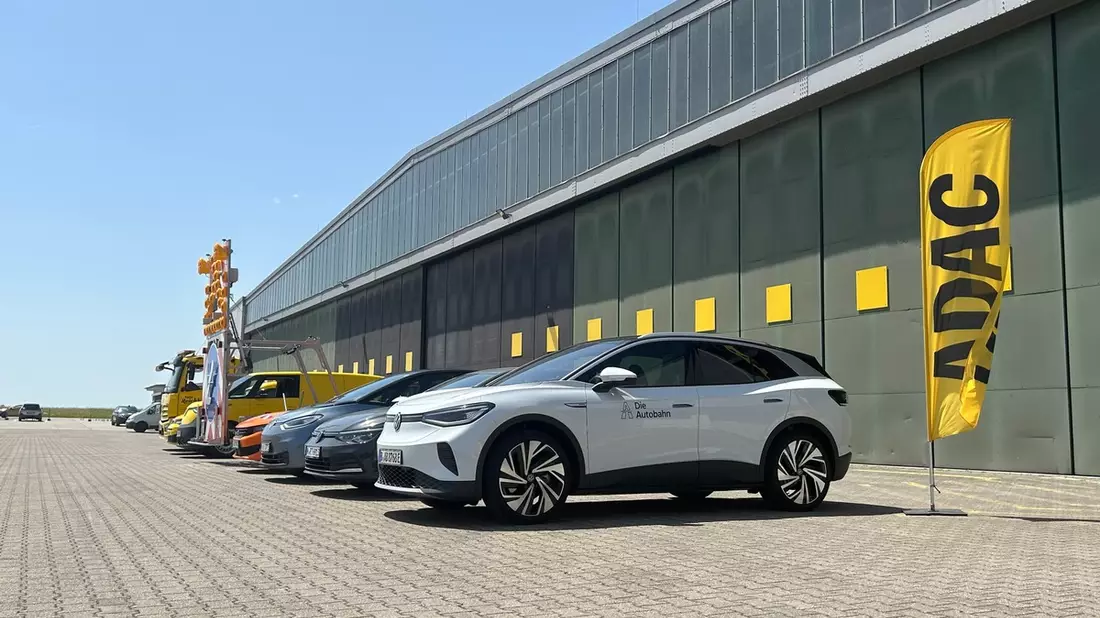 C-ITS: Mehr Sicherheit durch Vernetzung / Vernetzung von Fahrzeugen und Infrastruktur erhöht Verkehrssicherheit / ADAC und Autobahn GmbH verstärken Kooperation / Live-Demonstrationen bei C-ITS-Event - Bild: presseportal.de