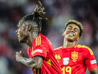 Spaniens Nico Williams (l) jubelt nach seinem Tor zum 3:1 mit Lamine Yamal. - Foto: Rolf Vennenbernd/dpa