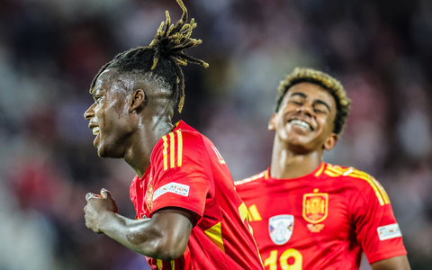 Spaniens Nico Williams (l) jubelt nach seinem Tor zum 3:1 mit Lamine Yamal. - Foto: Rolf Vennenbernd/dpa