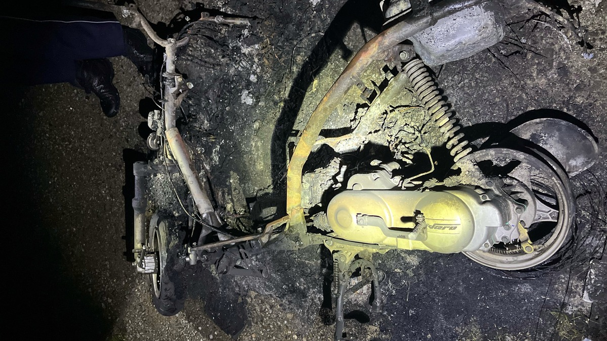 POL-DU: Beeckerwerth: Kleinkraftrad in Flammen - Kripo sucht Zeugen - Foto: presseportal.de