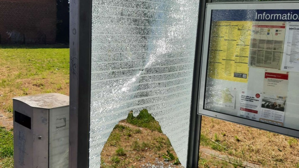 BPOL-HRO: Wetterunterstand am Bahnhof Plate beschädigt - Foto: presseportal.de