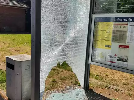 BPOL-HRO: Wetterunterstand am Bahnhof Plate beschädigt - Foto: presseportal.de